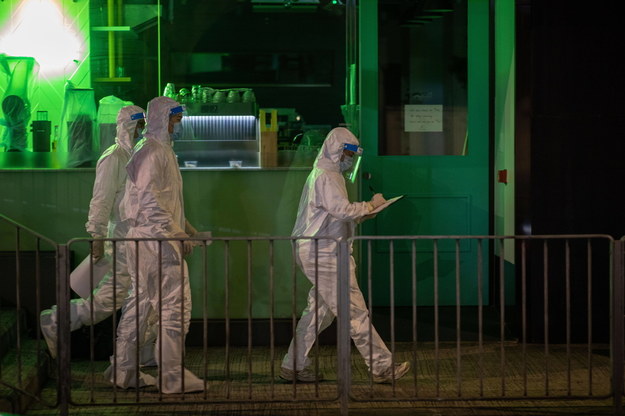 Ścisły lockdown w dzielnicy chińskiego miasta. Rośnie liczba zakażeń koronawirusem