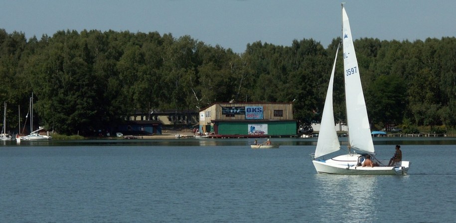 Tragedia na jeziorze Ukiel. Wędkarz dostrzegł dryfujące ciało