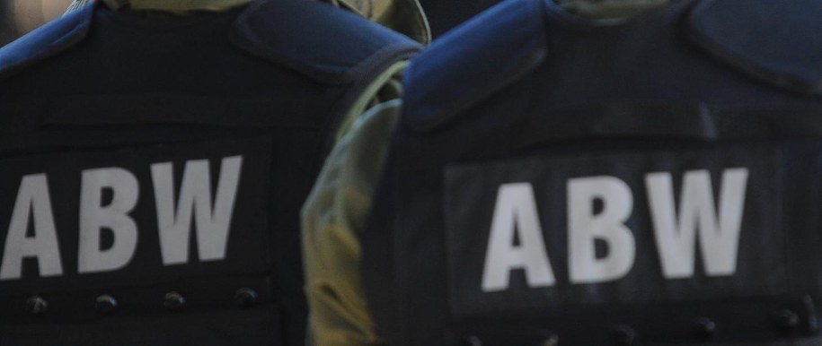 Swastyki i treści gloryfikujące Hitlera. Osiem osób oskarżonych o propagowanie totalitaryzmu