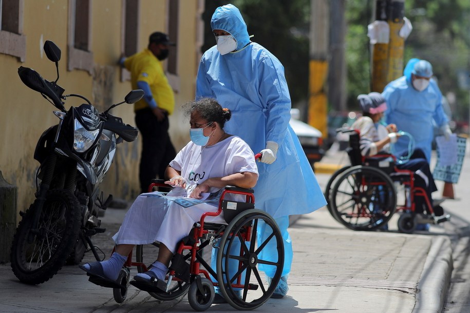 Naukowcy chcą zwalczać SARS-CoV-2 z pomocą syntetycznego SARS-CoV-2