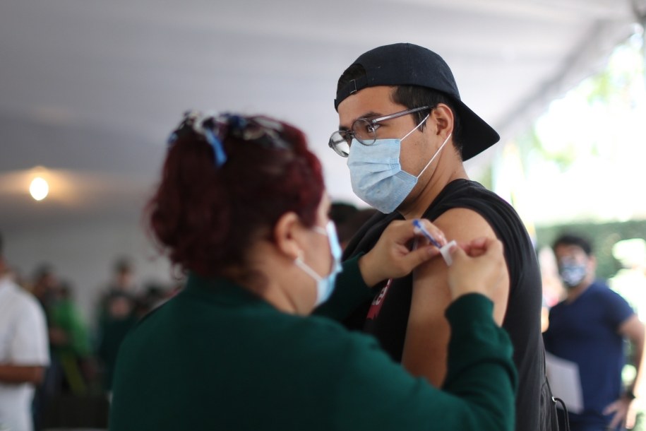 Brytyjski minister zapowiada: Niezaszczepieni nie będą mogli wejść do niektórych miejsc