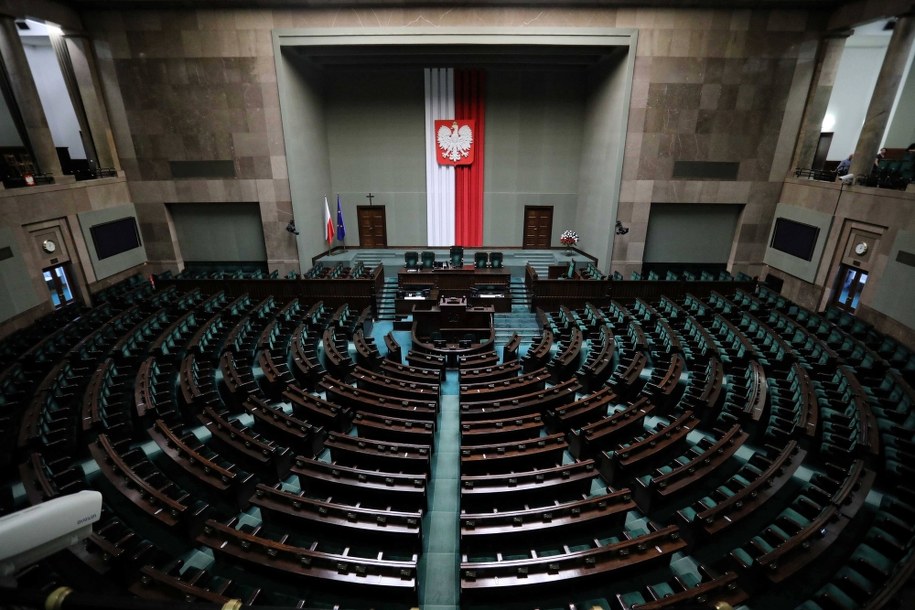 Sondaż: Zjednoczona Prawica na prowadzeniu, rośnie poparcie dla Polski 2050