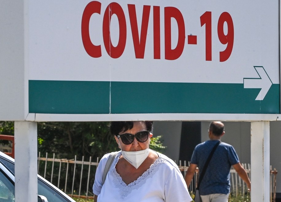 Wydłużenie kwarantanny i 30 tys. zł kary za okłamanie sanepidu. Rząd ma pomysł na zmianę przepisów