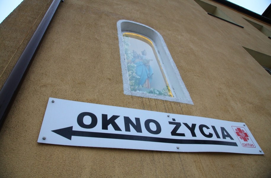 Zostawiła córkę w oknie życia. Teraz chce ją odzyskać