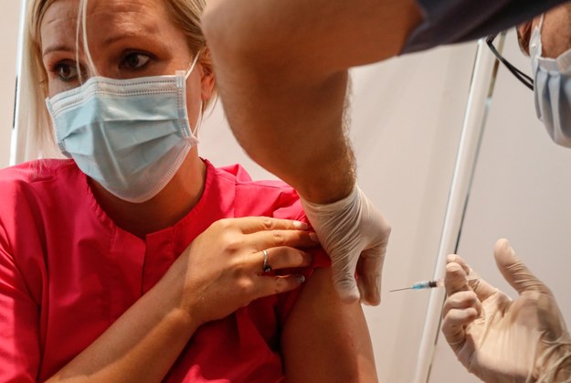 Trzecia dawka szczepionki jesienią potrzebna? Opinia eksperta