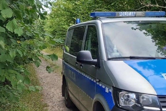 Zgubiła się w lesie. 55-latkę odnalazła policja