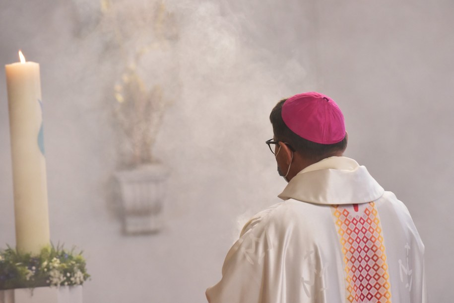 Hiszpańskie media: Biskup-egzorcysta opętany przez diabła i kobietę