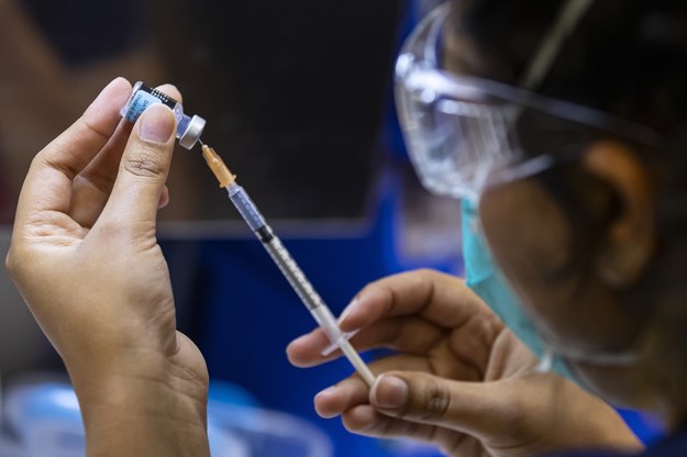 Trzecia dawka szczepionki dla kolejnych osób? Znamy plany Rady Medycznej