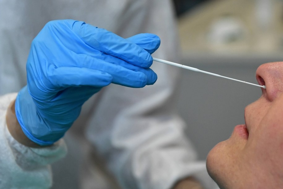 Ponad 720 nowych zakażeń koronawirusem. Zmarło 10 osób