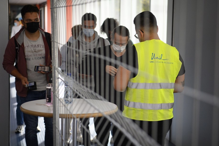 Szef sprawdzi certyfikat covidowy? Resort doprecyzuje przepisy