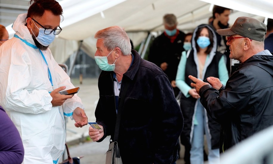 W raporcie ministerstwa ubyło ozdrowieńców. O co chodzi?