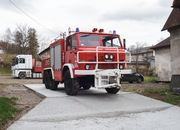 Pożar domu od biokominka. Dwie osoby ranne