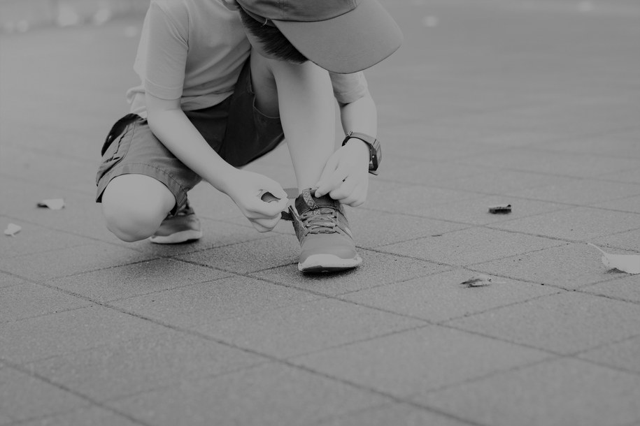 5-latek w nocy błąkał się po osiedlu. Pijana matka bawiła się w klubie