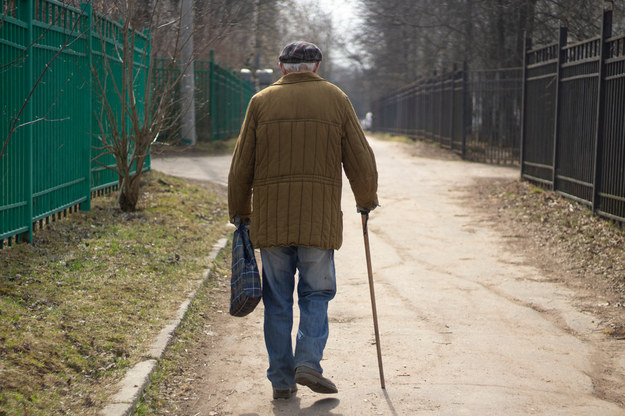 74-latek zgubił drogę do domu. Wychłodzonego w lesie odnaleźli policjanci