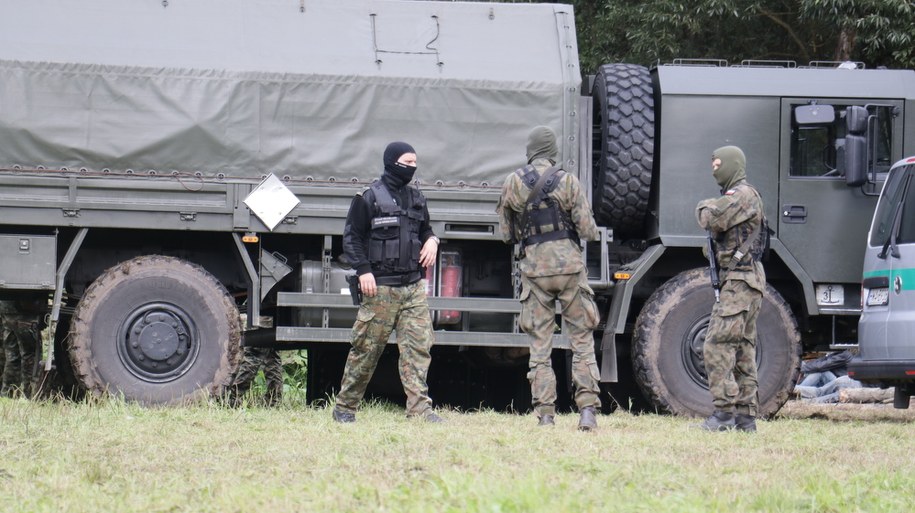 Migranci siłą próbowali przekroczyć granicę. Ranni dwaj żołnierze