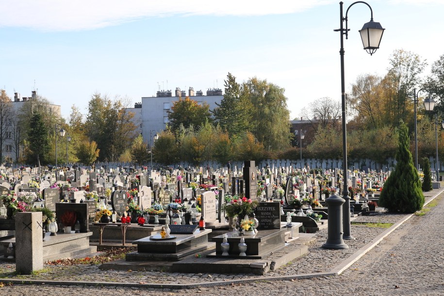 Maseczki na cmentarzu? Minister zdrowia odpowiada