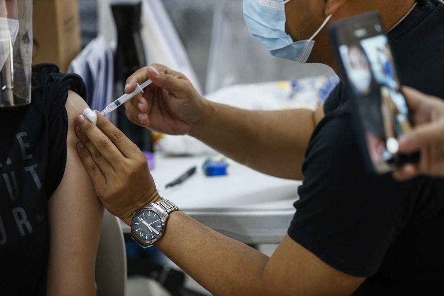 O 44 proc. spada ryzyko zakażenia osoby niezaszczepionej, jeżeli jej partner się zaszczepił