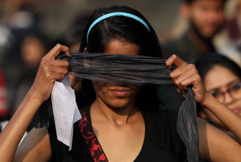 Nastolatka zgwałcona przez 400 mężczyzn. Wśród oprawców policjanci