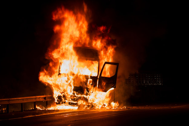 Łódź: Auto dostawcze stanęło w płomieniach, zginął 30-latek