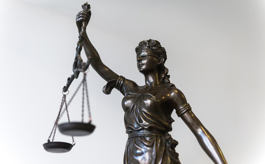 Dłuższe postępowania, przeciążeni sędziowie. Niepokojący raport