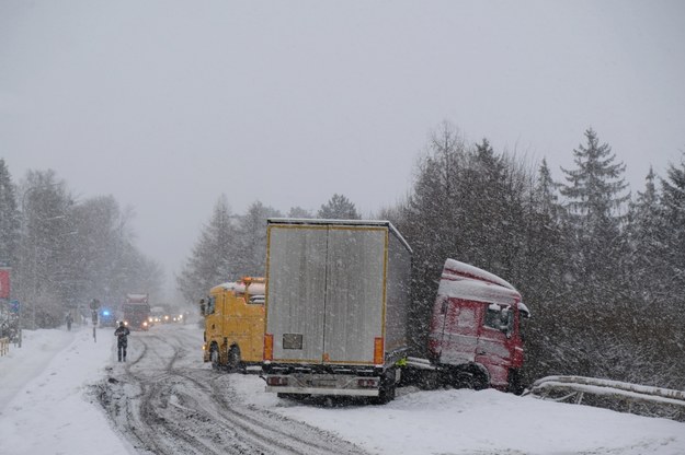 2 ofiary śmiertelne śnieżycy w Hiszpanii. Setki dróg nieprzejezdnych
