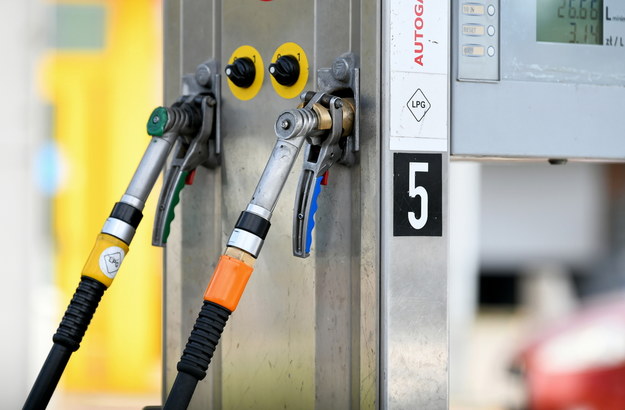 Omikron pomoże rządowi obniżyć ceny paliw
