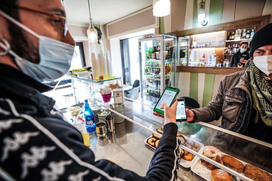 Nowe obostrzenia sanitarne we Francji. Co się zmienia?