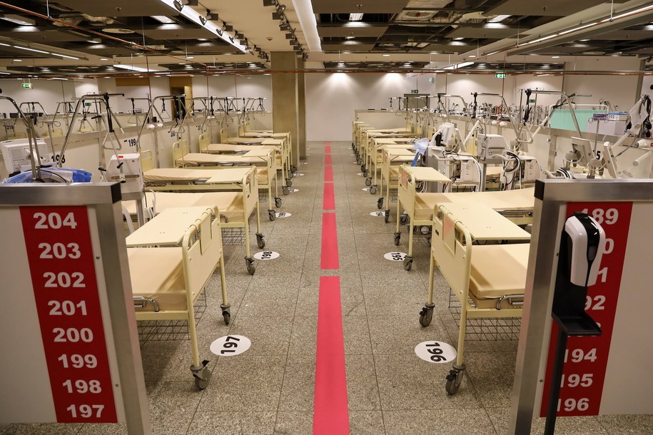 Nowe obostrzenia. Wraca zdalna nauka, będą obowiązkowe szczepienia