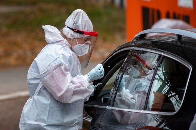 Obowiązkowe testy dla rodzin chorych na Covid-19. Także dla zaszczepionych