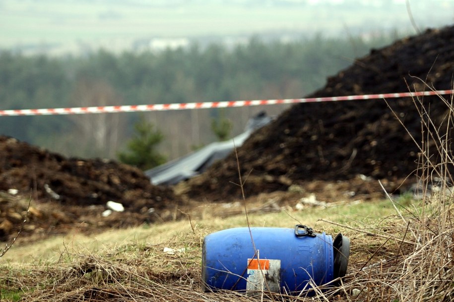 Kilkaset pojemników z nieustaloną substancją na posesji. Dwie osoby zatrzymane