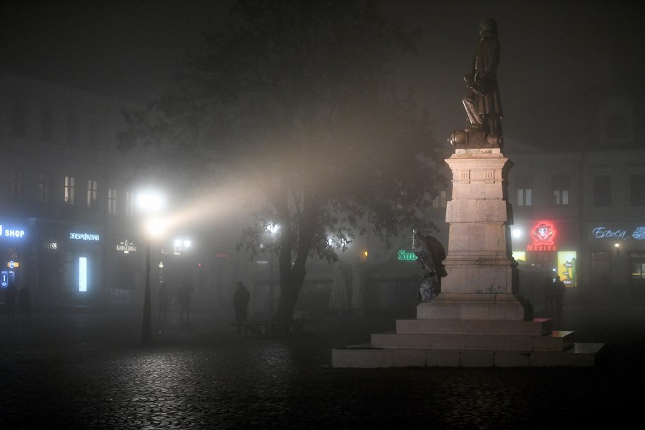Gęsta mgła w pięciu województwach. Jest ostrzeżenie IMGW