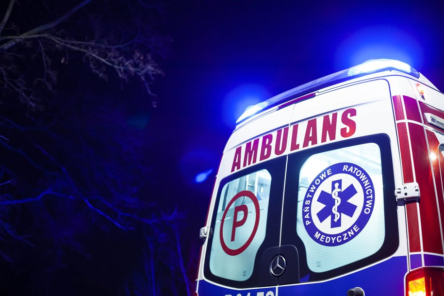 Samochód uderzył w przystanek. Zginęła jedna osoba