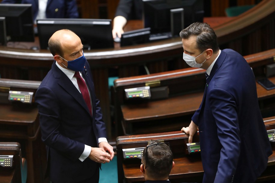 Sondaż: Złe wiadomości dla opozycji. "Wielkie psychologiczne zwycięstwo PiS"