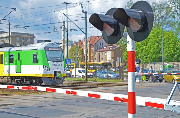 Kamery na przejazdach kolejowych. Nagrają tych, którzy omijają szlaban