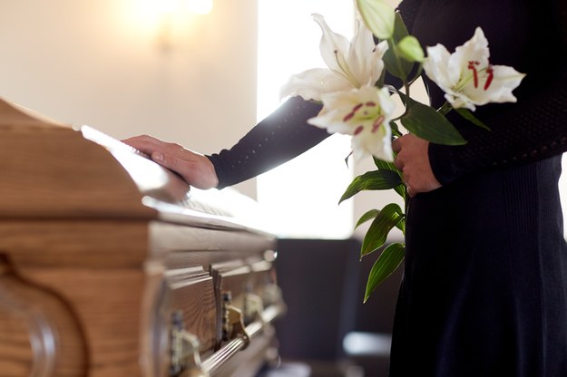 Pogrzeby coraz droższe, nawet dwa tygodnie oczekiwania na pochówek