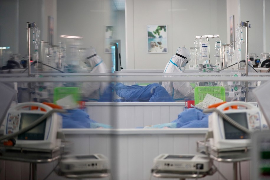 Piosenkarka celowo zaraziła się koronawirusem. Zmarła po kilku dniach