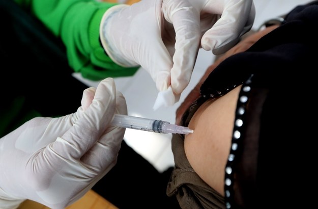 CDC: Trzecia dawka szczepionek Moderny i Pfizera chroni przed Omikronem