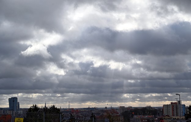 Pochmurny początek tygodnia. Możliwe burze i zamiecie śnieżne