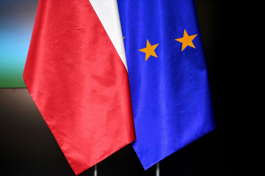 Sondaż: Większość Polaków popiera mechanizm „pieniądze za praworządność”