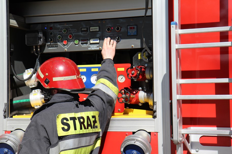 Pożar na złomowisku w Końskich. Spłonęło 40 wraków aut