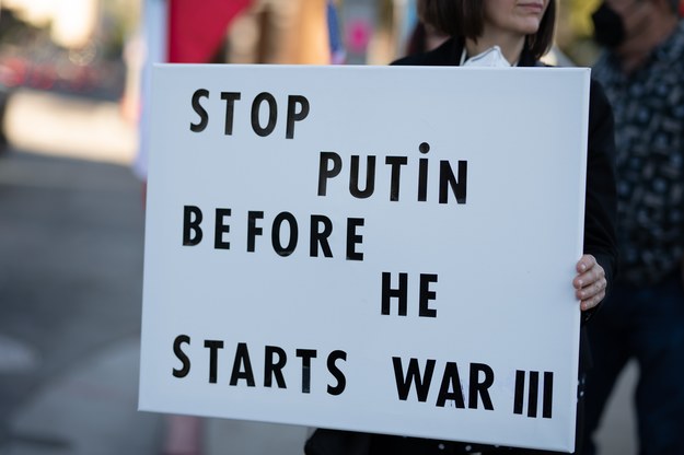 Ukraińcy przed ambasadą Rosji w Lizbonie: Zatrzymajcie Putina!
