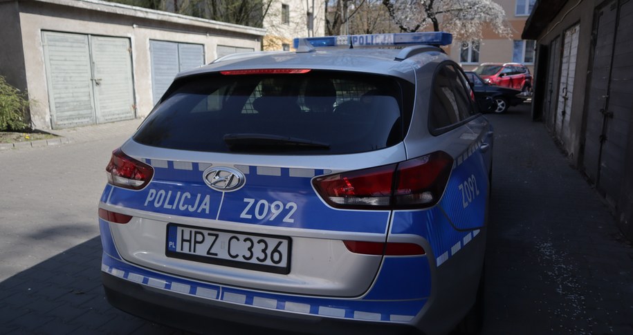 Dziecko połknęło baterię. Do szpitala eskortowali je policjanci