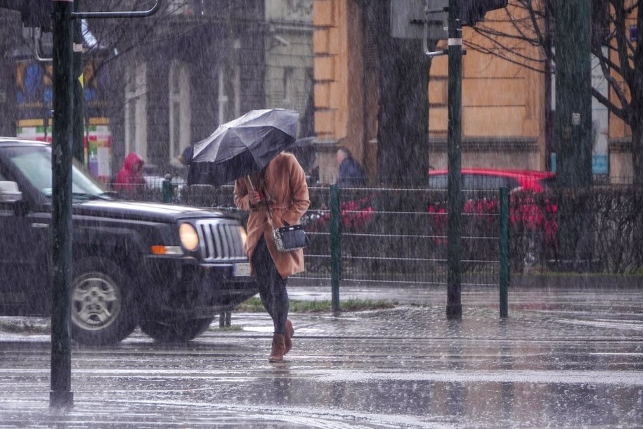 Dziś miejscami deszcz i deszcz ze śniegiem. Będzie też wiało