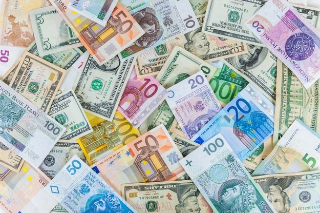 Złoty stracił w stosunku do dolara i euro