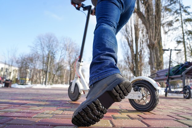 Miał ponad 2 promile. Uderzył hulajnogą w samochód