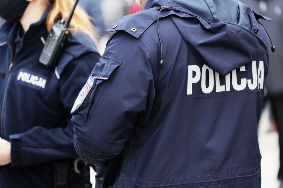Policjant rozbił nieoznakowany radiowóz o latarnię. Był pijany