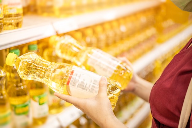 Supermarkety w Wielkiej Brytanii ograniczają sprzedaż oleju. Powodem wojna w Ukrainie