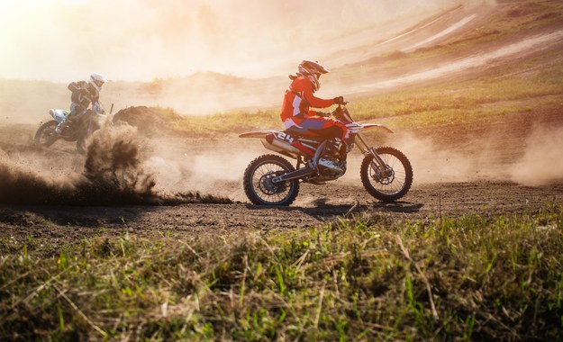 Ukradł motocykl crossowy. Chwilę potem ugrzązł w polu