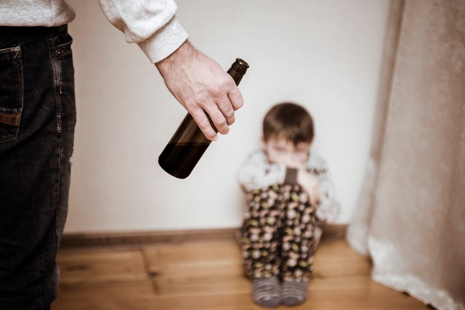 Śląskie: Pijani rodzice zajmowali się dwójką dzieci