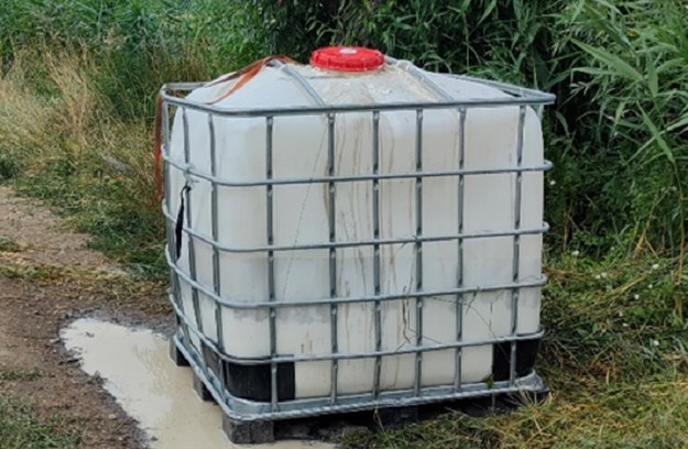 Czterolatek przygnieciony 1000-litrowym zbiornikiem z wodą